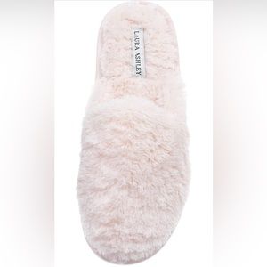 NEW WITH TAGS 🏷️ Laura Ashley Memory Foam Slippers - Women’s 8-9